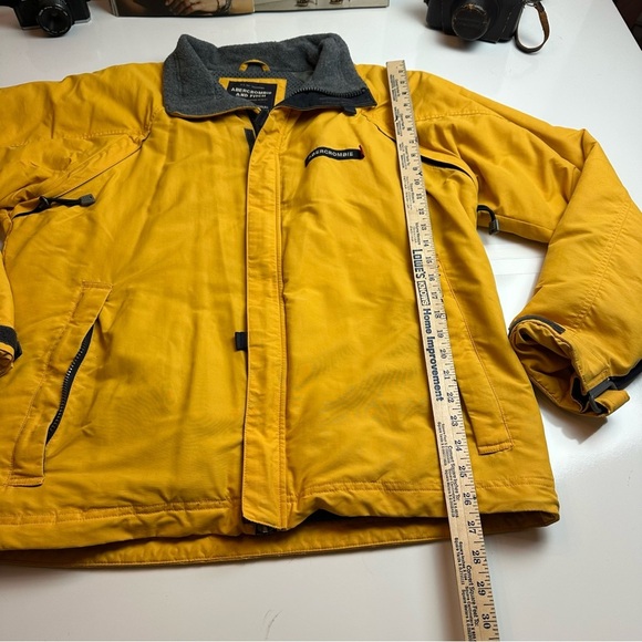 Abercrombie & Fitch Yellow Performance Jacket Weather-Resistant - Picture 4 of 9